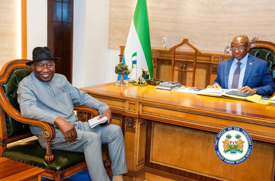 GEJonathan's tweet photo. Always a pleasure to visit my brother, His Excellency
@julius_maadabio, President of the Republic of Sierra Leone. Thank you  for your   hospitality at the State House in Freetown on Tuesday.

I am equally grateful to Nigeria’s High Commissioner to Sierra Leone, Ambassador Ayo Luther Ogbomode, mni, other officials of the Nigerian High Commission, and Sierra Leone’s Minister of Public Administration and Political Affairs, Mr. Amara Kallon, for their kind reception at the airport.
-GEJ