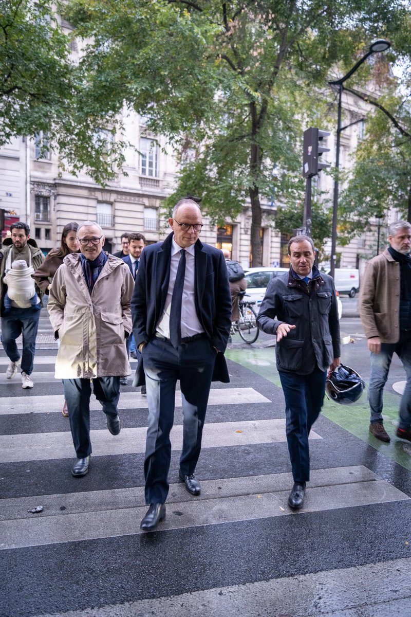 avecedouard_75's tweet photo. Des commerçants marqués, des vitrines abîmées, un quartier sous le choc.

À République, @DgCourtois est allé à leur rencontre, aux côtés d’@EPhilippe_LH. Notre candidat l’a rappelé : la sécurité n’est pas un luxe, c’est un droit. L’ordre doit vite revenir. https://t.co/Q7npBT2cQl