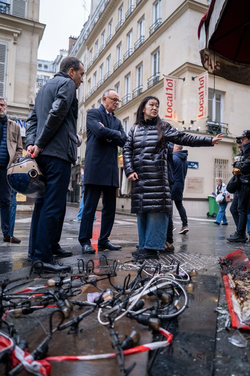 avecedouard_75's tweet photo. Des commerçants marqués, des vitrines abîmées, un quartier sous le choc.

À République, @DgCourtois est allé à leur rencontre, aux côtés d’@EPhilippe_LH. Notre candidat l’a rappelé : la sécurité n’est pas un luxe, c’est un droit. L’ordre doit vite revenir. https://t.co/Q7npBT2cQl