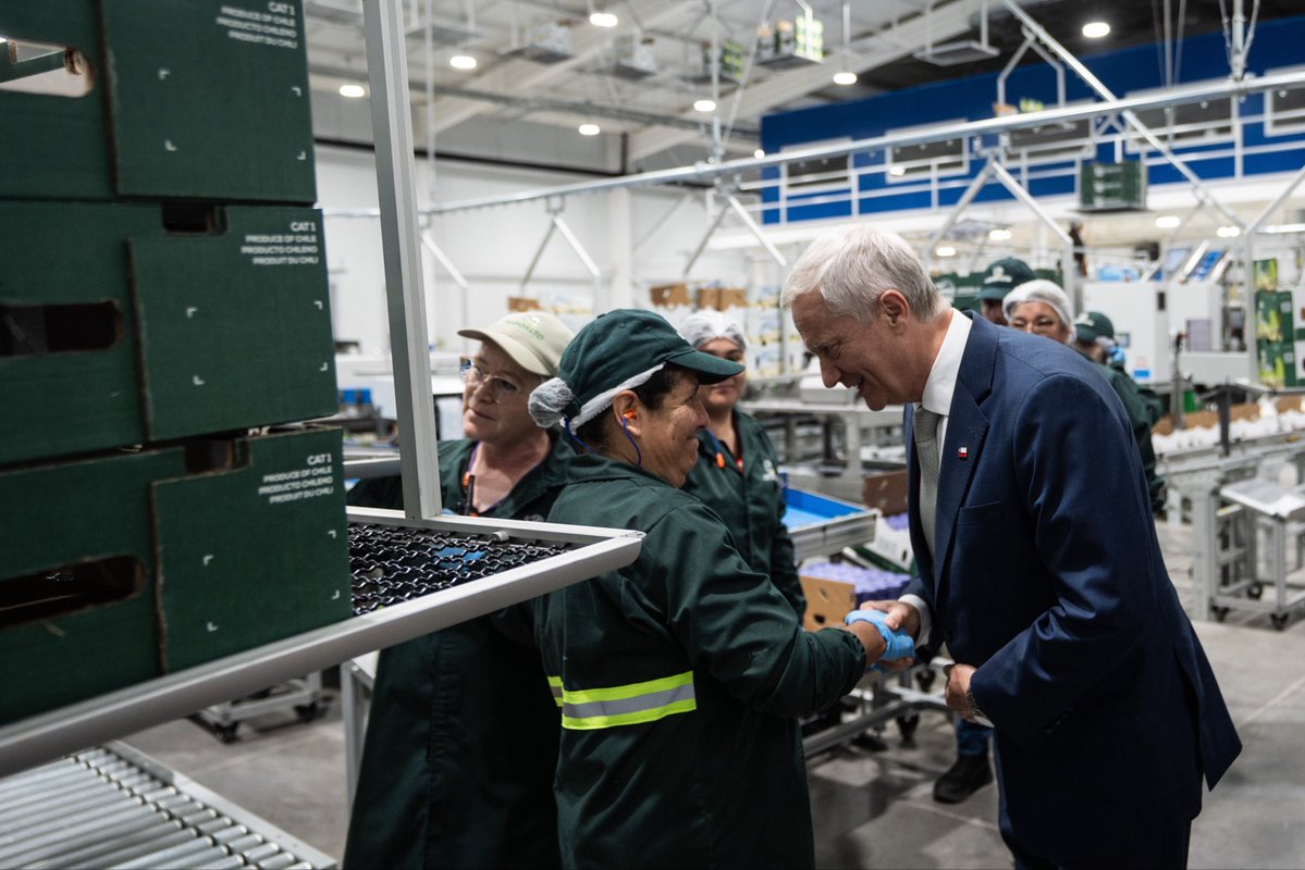 PresidenteKast's tweet photo. Chile necesita más inversión, empleo y oportunidades para salir adelante. 

Hoy inauguramos en María Pinto la nueva planta de Agroalto, una inversión de US$10 millones que incorpora tecnología de última generación y genera 100 nuevos puestos de trabajo.

Este es el Chile que queremos: un país donde la inversión y el esfuerzo se traduzcan en progreso y bienestar para las familias.