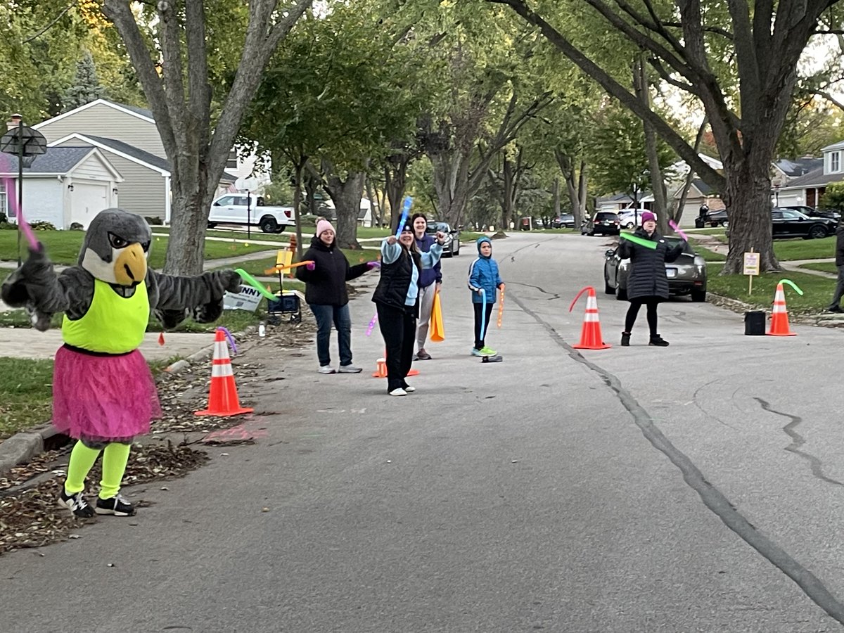 ipef204's tweet photo. 📣 THE SPIRIT WAS REAL! 💛

Let's hear it for our Team IPEF Spirit Squad winners!

🏆 1st-Prairie Children Preschool
🏆 2nd-Graham Elementary
🏆 3rd-@meteavalley High School

Thanks for bringing the signs, the cheers, and the school pride to race day! 👏
@PcpPta204 @GrahamElem204 https://t.co/rwbkJHVYWG