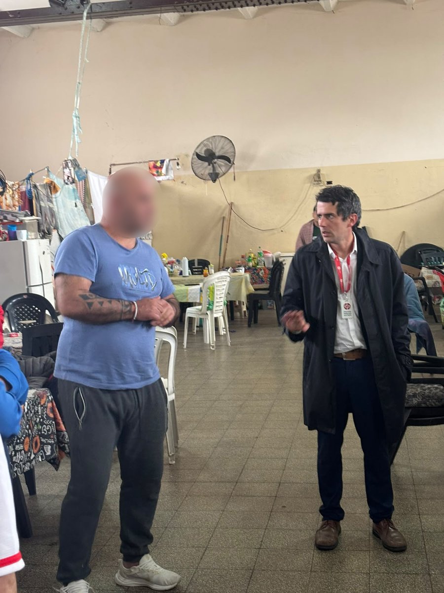 PPNArg's tweet photo. 📍 Devoto | La PPN realizó un monitoreo en el pabellón 2 del módulo 1 del CPF - CABA para supervisar las condiciones de detención de las 72 personas que aun se encuentran alojadas. En el marco de la visita, se llevaron a cabo entrevistas individuales orientadas a relevar las demandas y necesidades específicas de las personas privadas de su libertad.  

Durante los encuentros, además de analizar las condiciones actuales del establecimiento, se compartió la experiencia institucional obtenida en los traslados previos al CPF-VIII en Marcos Paz. Esta información tiene como objetivo brindar contención y herramientas prácticas para que los detenidos puedan dialogar con sus familias y anticipar la readecuación de sus pertenencias y régimen de visitas de cara al eventual cierre definitivo del penal de Devoto.