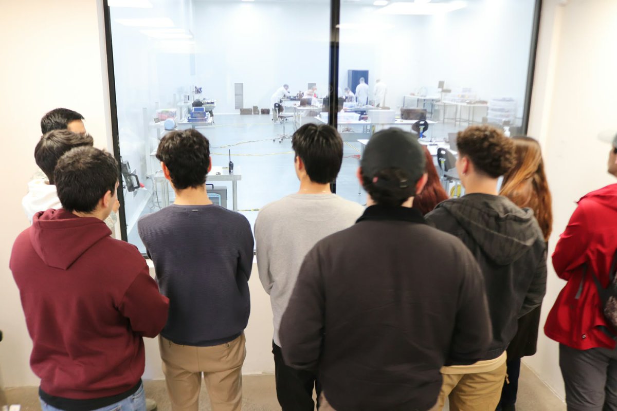 FACh_Chile's tweet photo. Estudiantes de Ingeniería en Aviación Comercial de la @usantamaria visitaron el Centro Espacial Nacional #CEN #FACH, donde conocieron cómo la ciencia y la tecnología espacial contribuyen al desarrollo de nuevas capacidades para Chile. https://t.co/c3u5tpCufu