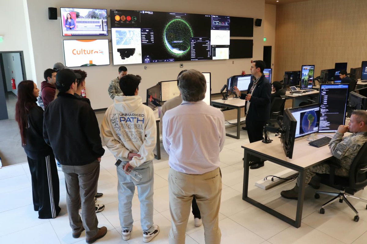 FACh_Chile's tweet photo. Estudiantes de Ingeniería en Aviación Comercial de la @usantamaria visitaron el Centro Espacial Nacional #CEN #FACH, donde conocieron cómo la ciencia y la tecnología espacial contribuyen al desarrollo de nuevas capacidades para Chile. https://t.co/c3u5tpCufu