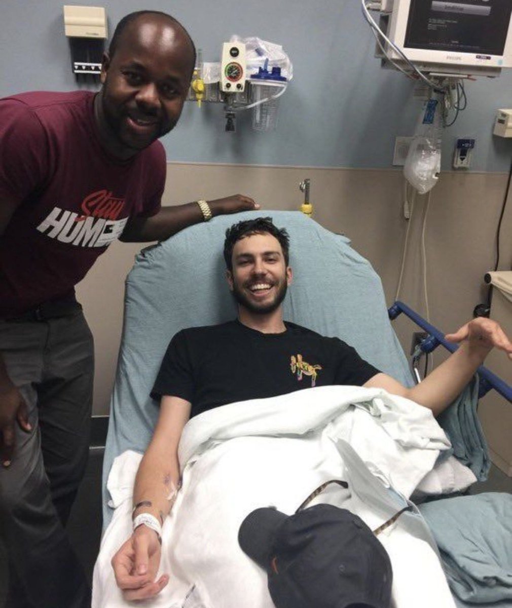 ceciarmy's tweet photo. Un estudiante universitario de Texas se rompió la muñeca y, como no podía permitirse el coste de una ambulancia, pidió un Uber para ir al hospital.

Cuando el conductor se enteró de lo ocurrido, se negó a cobrarle, se quedó con él durante seis horas en el hospital y perdió un día de trabajo para que no tuviera que estar solo.