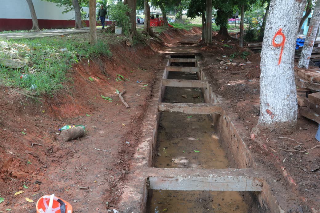 YolandaOsunaH's tweet photo. Este miércoles avanzamos en la limpieza de taludes, el desazolve del canal pluvial y la reparación o sustitución de las tapas de concreto dañadas, a un costado de la calle Alfonso Vicens Saldívar, en las colonias La Manga I y Gaviotas Norte, entre calle 10 y Circuito Municipal. 

Con la intervención de casi 2.4 kilómetros de canal, damos mayor fluidez a los escurrimientos y al desagüe. Así reducimos el riesgo de encharcamientos y contribuimos a proteger a las familias y su patrimonio.