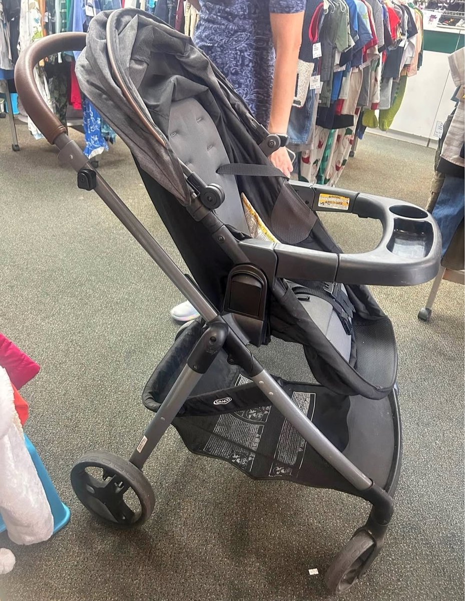 COMB_2701's tweet photo. $44 Durable Graco stroller in charcoal gray and black. This model has a brown leatherette handle and a large storage basket underneath. It is equipped with a child tray that includes a cup holder and a snack compartment. The seat has a multi-point safety harness and an... https://t.co/Rr6XEJxHlF