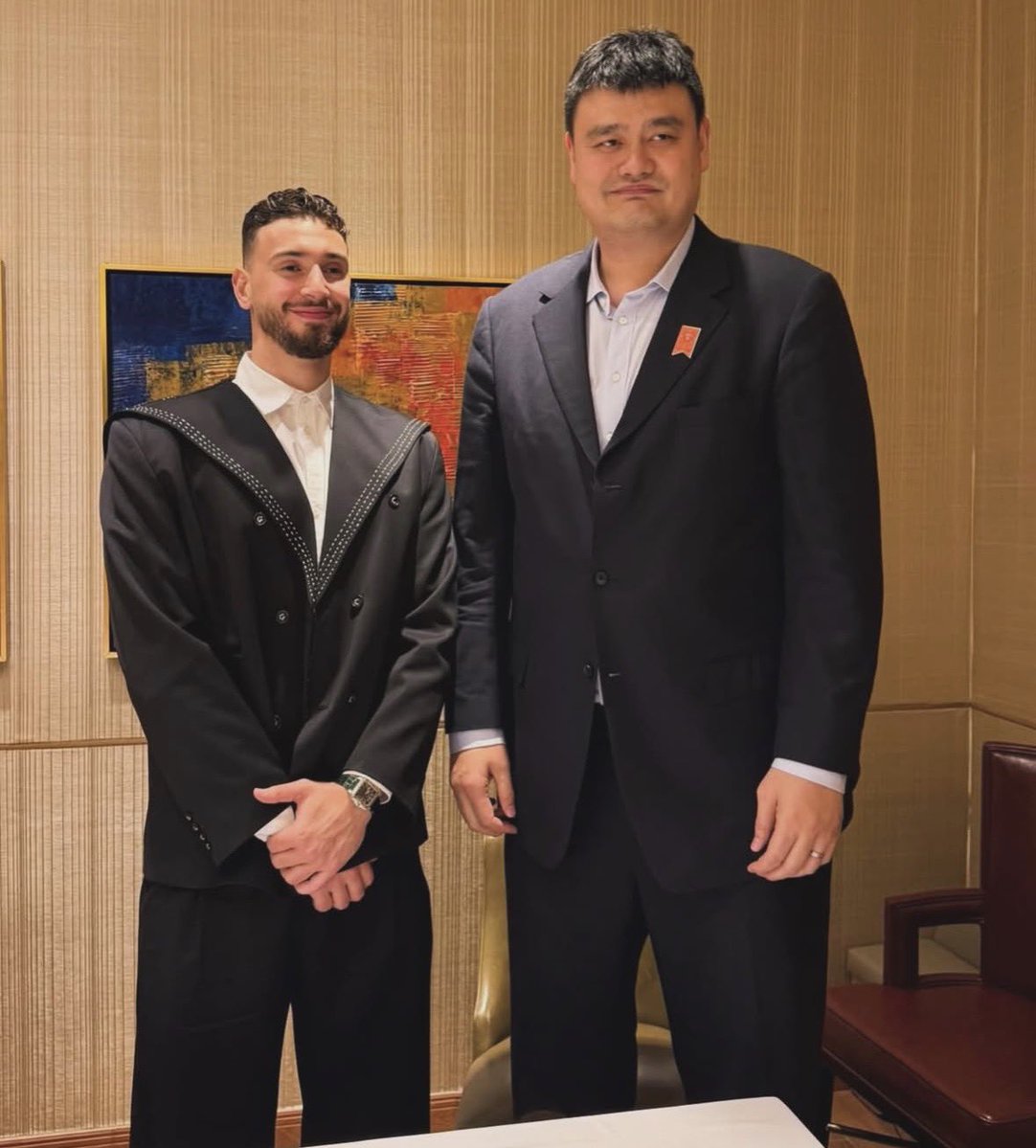 hemrefbss's tweet photo. Çin ve Türkiye dosttur trollerin ve batılı ülkelerin oyunlarına kanmayın daha geçen haftalarda Türk Nba oyuncumuz Alperen Şengün Çin'e gitmiş ve Efsane Çin basketbol oyuncusu Yao Ming onu ağırlamıştı iki Houston Rockets efsanesi Çin ve Türk dostluğunun bir kanıtı 🇨🇳❤️🇹🇷 https://t.co/KZqK60ILC7