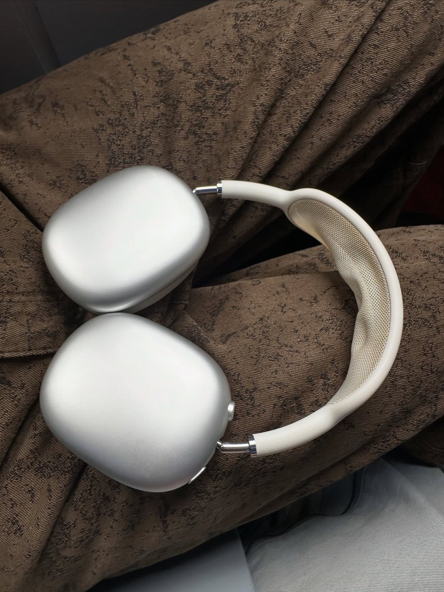 shadowlilyxx's tweet photo. NORTHOTTO NATION, ARE WE SEEING THIS??? 😭😭 headphones on otto’s lap??? THEY’RE SO BOYFRIEND CODED I CAN’T 🫠💗 WHAT ARE WE CALLING THIS BEHAVIOUR GUYS???
#JaoNorth #Ottoottoo #NORTHOTTO https://t.co/aHi5DqOop6