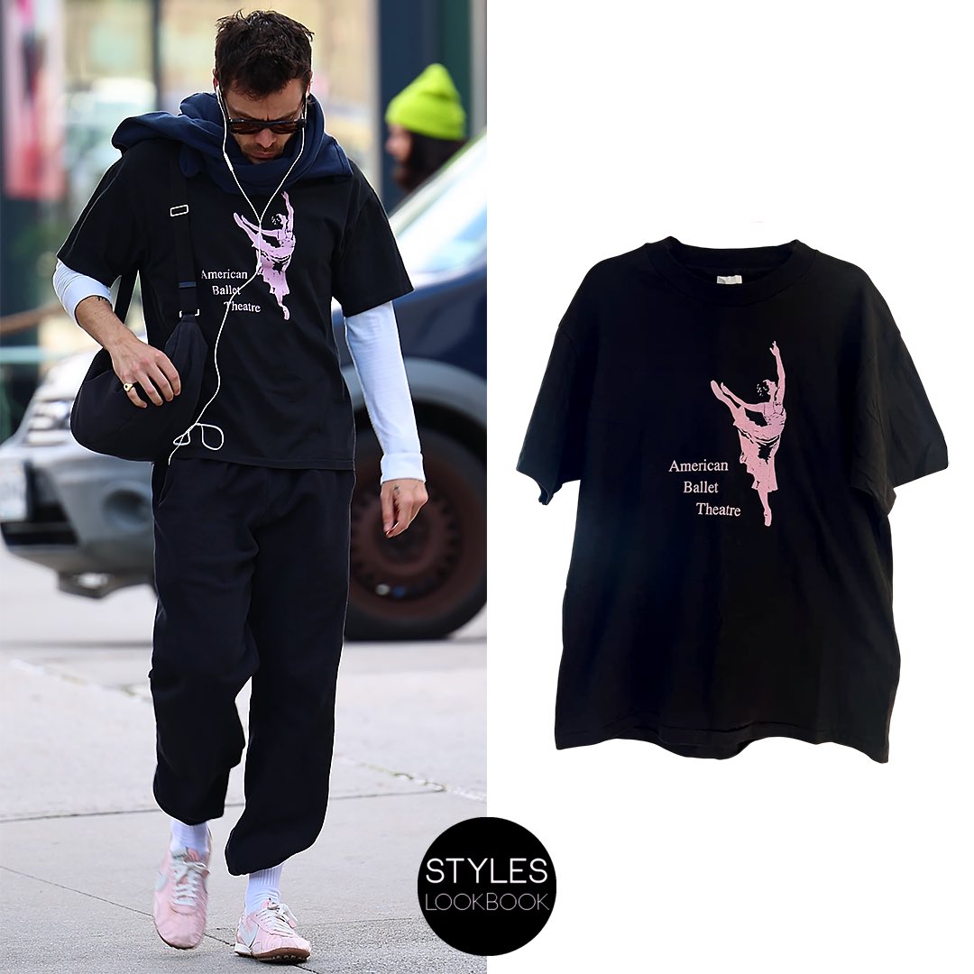 styleslookbook's tweet photo. Out and about in NYC, Harry was spotted wearing a vintage American Ballet Threatre T-shirt layered over a white long-sleeve top.

🔗 https://t.co/0ZRAelyudU https://t.co/zPBcvQaeZV