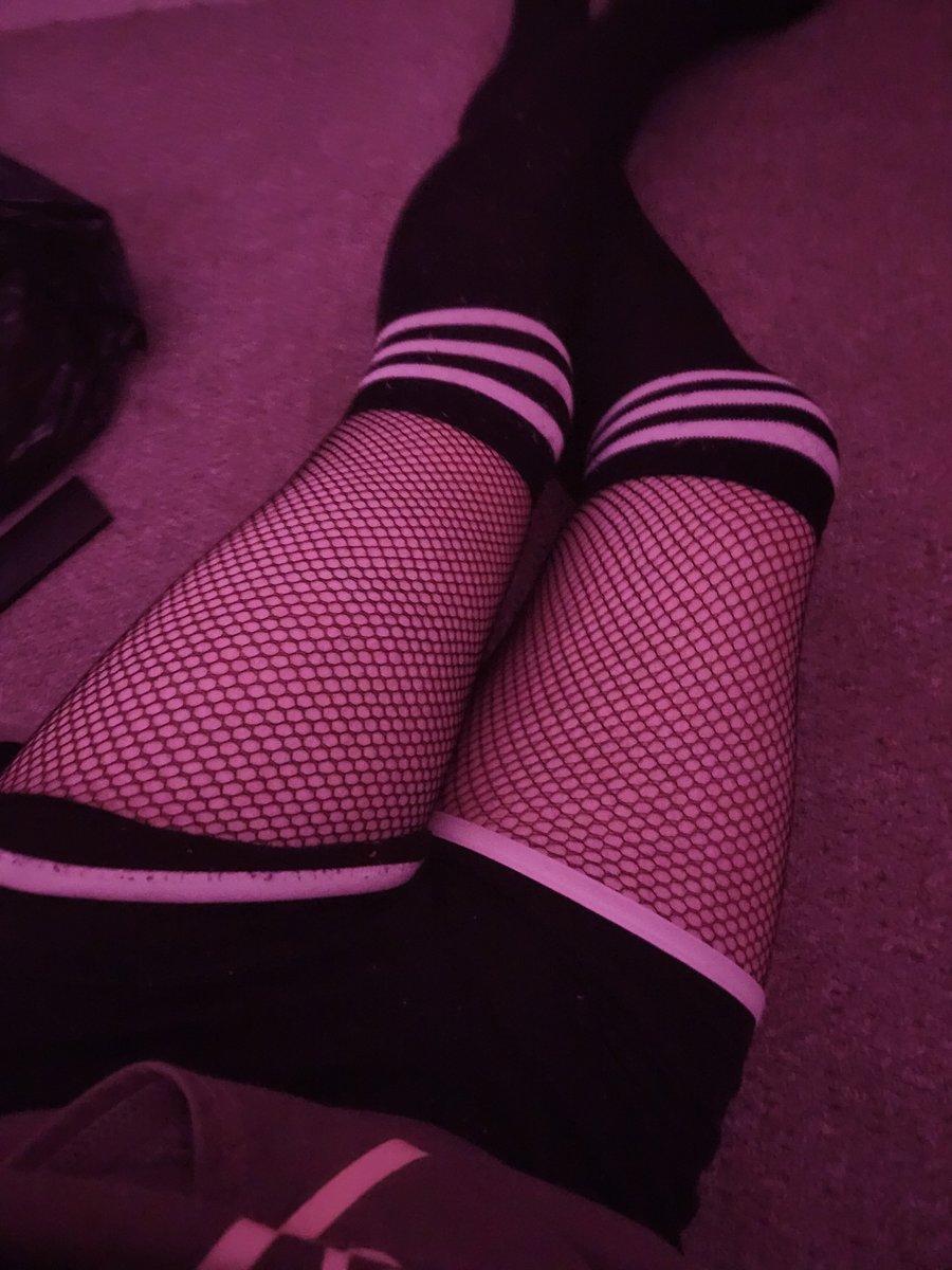 Apollo_ruz's tweet photo. Legs 👀 #femboy #thighs #gay #fyp  #femboys https://t.co/Kf9ddDATkv