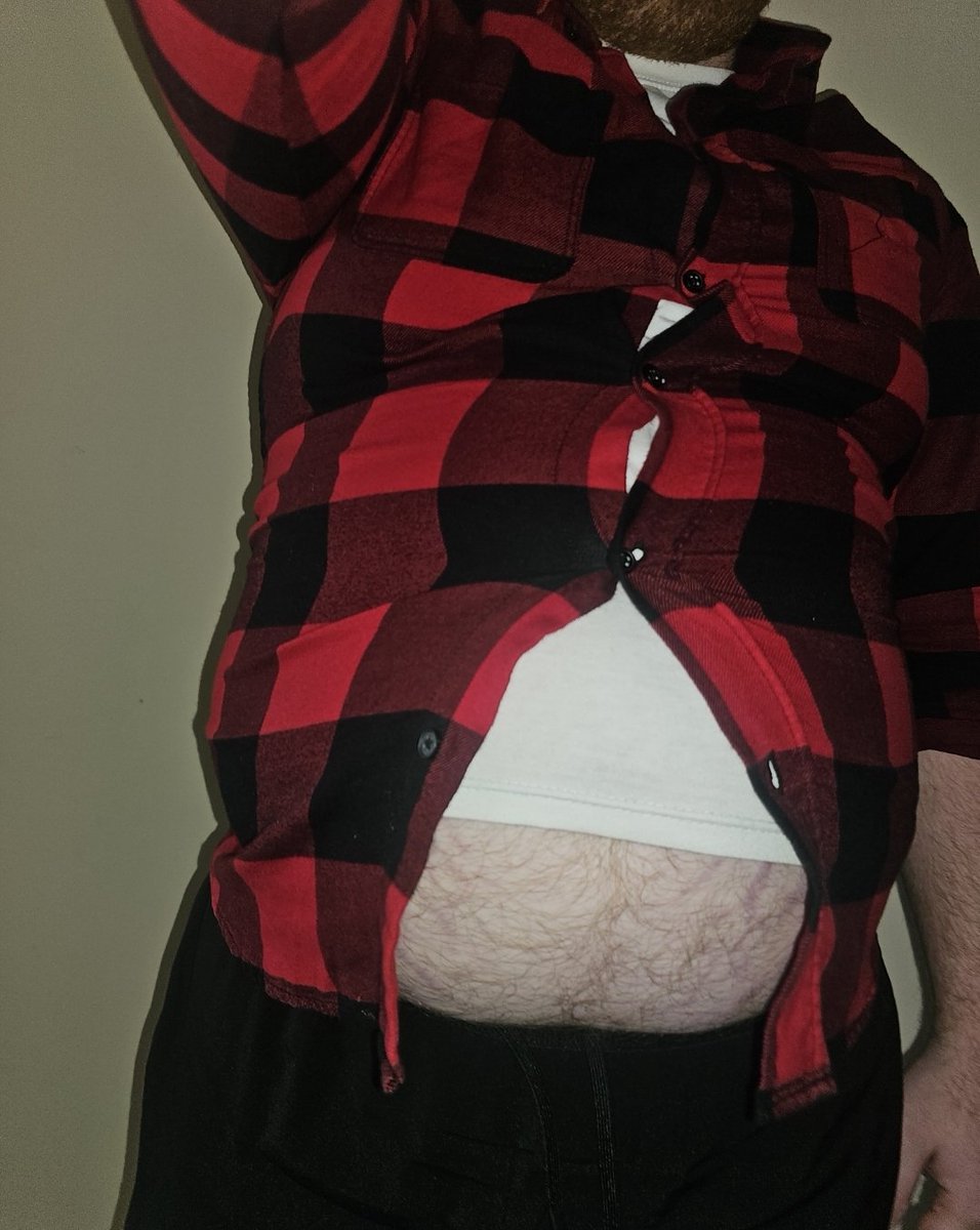 bitethehand230's tweet photo. Shirt's barely holding on, swipe to see what's underneath 😏 #gainer #feedee #fatbelly #grommr https://t.co/KqIUAykeoU