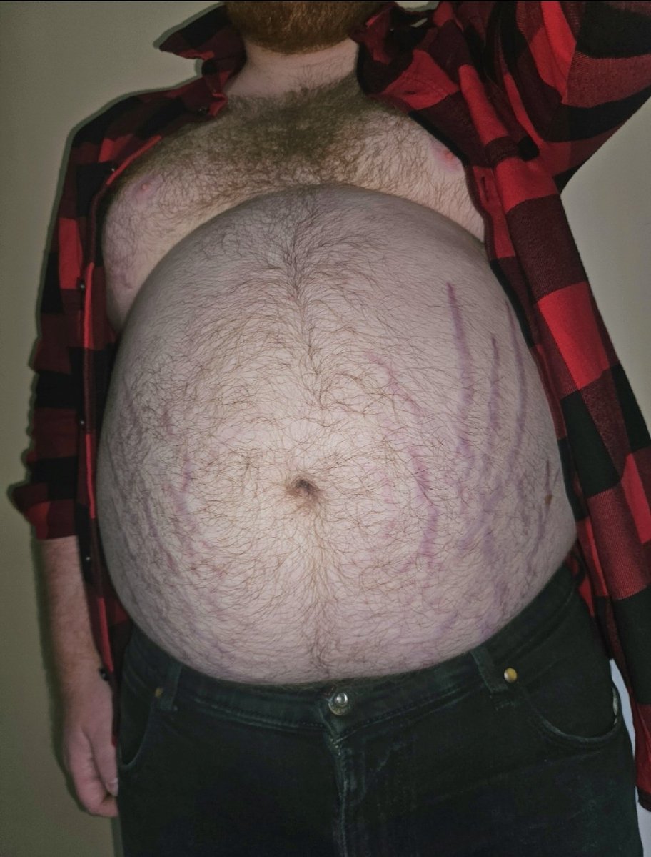 bitethehand230's tweet photo. Shirt's barely holding on, swipe to see what's underneath 😏 #gainer #feedee #fatbelly #grommr https://t.co/KqIUAykeoU