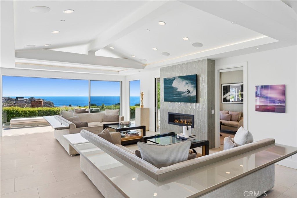 LUXRE's tweet photo. Sweeping ocean, coastline and sunset views from a private cul-de-sac. This 2012-built residence sits in Emerald Bay, one of Southern California’s most prestigious guard-gated beach communities.

🗝️ Livel Real Estate | $18,500,000 USD | https://t.co/xmSlkkd0IH https://t.co/ixPXHLTtHO