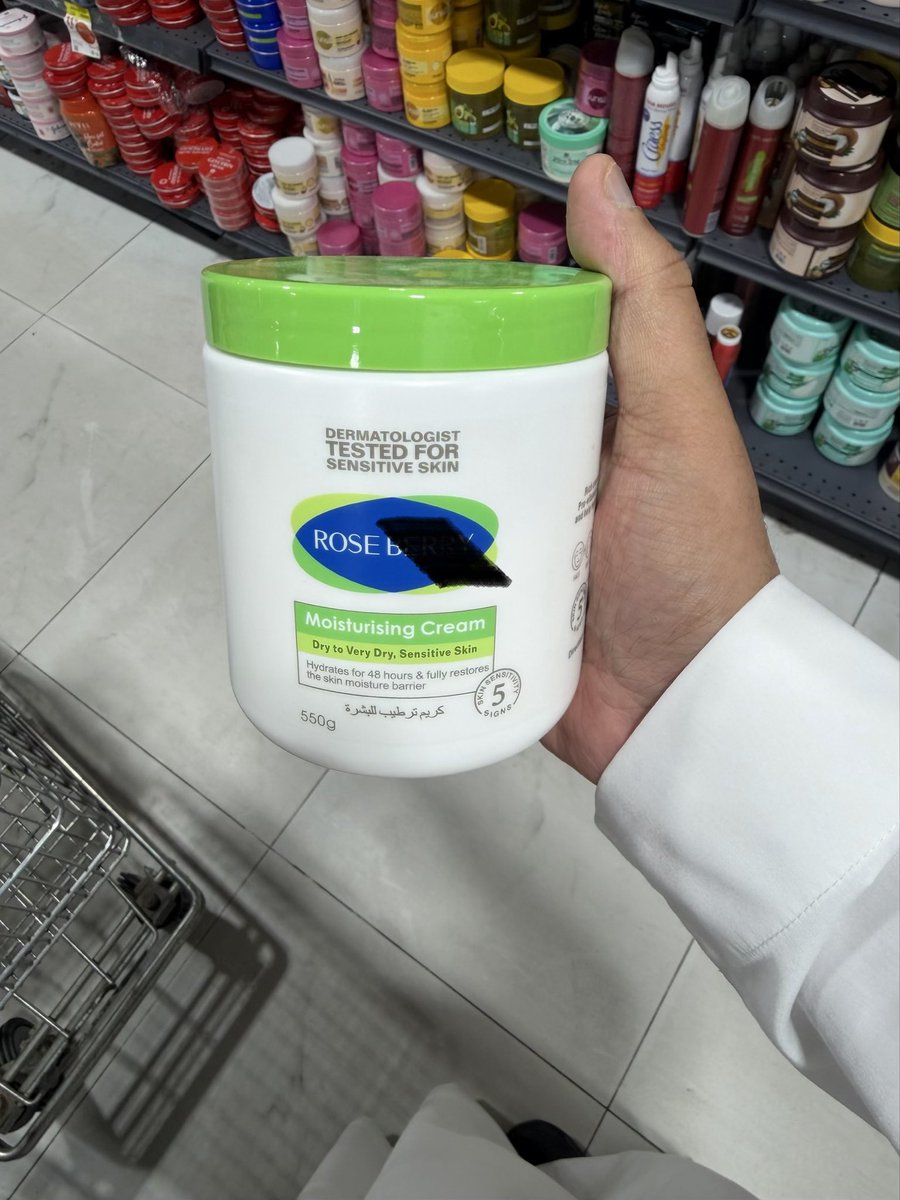 Anas_bin_lagdam's tweet photo. استكمالاً لِما سبق طرحه،

حصلت نفسي بمحل أبو خمسة أقضي بعض الأمور للبيت، وإلا تطيح عيني من بعيد على علبة كريم سيتافيل cetaphil، كيف عرفت إنها من سيتفايل؟

من لون غطاها المميز🟢
قلت بنفسي: وش جاب ذي الماركة بذا المحل؟
بالتمعن في المنتج كانت الصدمة شوفت عينكم🙈

بالرف اللي جمبه اللقى كريم QV المشهور، بس كيف عرفت أنه هو؟
من شكل العبوة المميز، ومن اللون الأزرق🔵 المستخدم بطريقة مميزة بالعلامة أسفل العبوة، وبعد التمعن طلع هو الآخر مقلب🤦🏻‍♂️.

بحثت بالنت عن مصدر هذه السلع المُقلِدة، واكتشفت أن راعيها عنده متجر إلكتروني، وما يعرض فيه ذي المنتجات أبدًا، ومكتفي بتوزعها على محلات أبو خمسة، وفوقها المركز السعودي للأعمال معلق شهادة توثيقه🙆🏻‍♂️، يعني رد فلاق رسمي🚩.

عنايتكم:

@galderma 
@QVMiddleEast