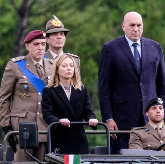 Giorgioaki's tweet photo. “Sappiamo perfettamente che la nostra opinione pubblica, influenzata anche dall’estero, è in maggioranza contraria all’aiuto all’Ucraina. Non si può cedere all’opinione pubblica quando si è convinti che l’opinione pubblica si sbagli". Also sprach Guido Crosetto, quello che passava per quello più ragionevole di questo governo.
A parte la stronzata sull'influenza dall'estero (forse intestinale), ditemi ora, amici di destra, in cosa consisterebbe la differenza con i puzzalnaso di sinistra la cui convinzione più o meno dichiarata è che se il popolo pensa male, bisogna cambiare il popolo.
Attendo con ansia delucidazioni.
Alessio Mannino