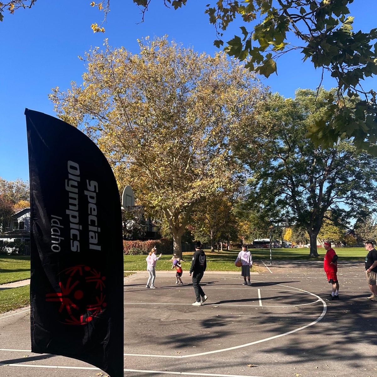 SOID's tweet photo. It was a fun day on the court today ⛹️ for Fitness in the Park! Today was Oliver's Activation- this is when our Health Messenger (Oliver) leads an activity and today, it was basketball practice and a scrimmage.🏀  Great job to all who participated and got movin'! 🤩 https://t.co/CpLafu5qp0