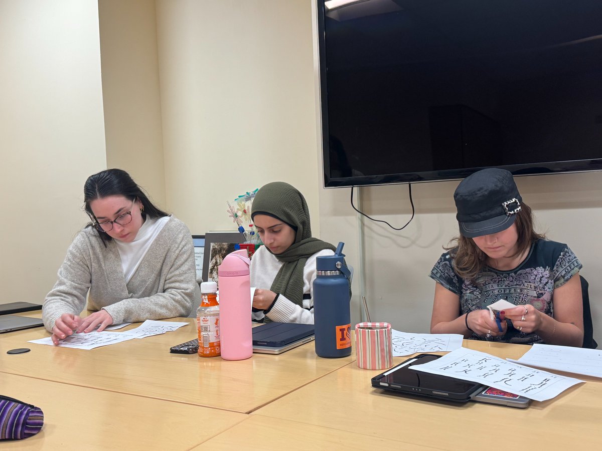 ColumbiaGCP's tweet photo. This week, our 1st Year students are completing the first of four Lab Weeks. Pictured here, students are seen gaining hands-on experience with laboratory techniques, including working with and interpreting karyotypes.
#alwayslearning #ColumbiaGCProgram #LabWeek https://t.co/bu2kkW5wfL
