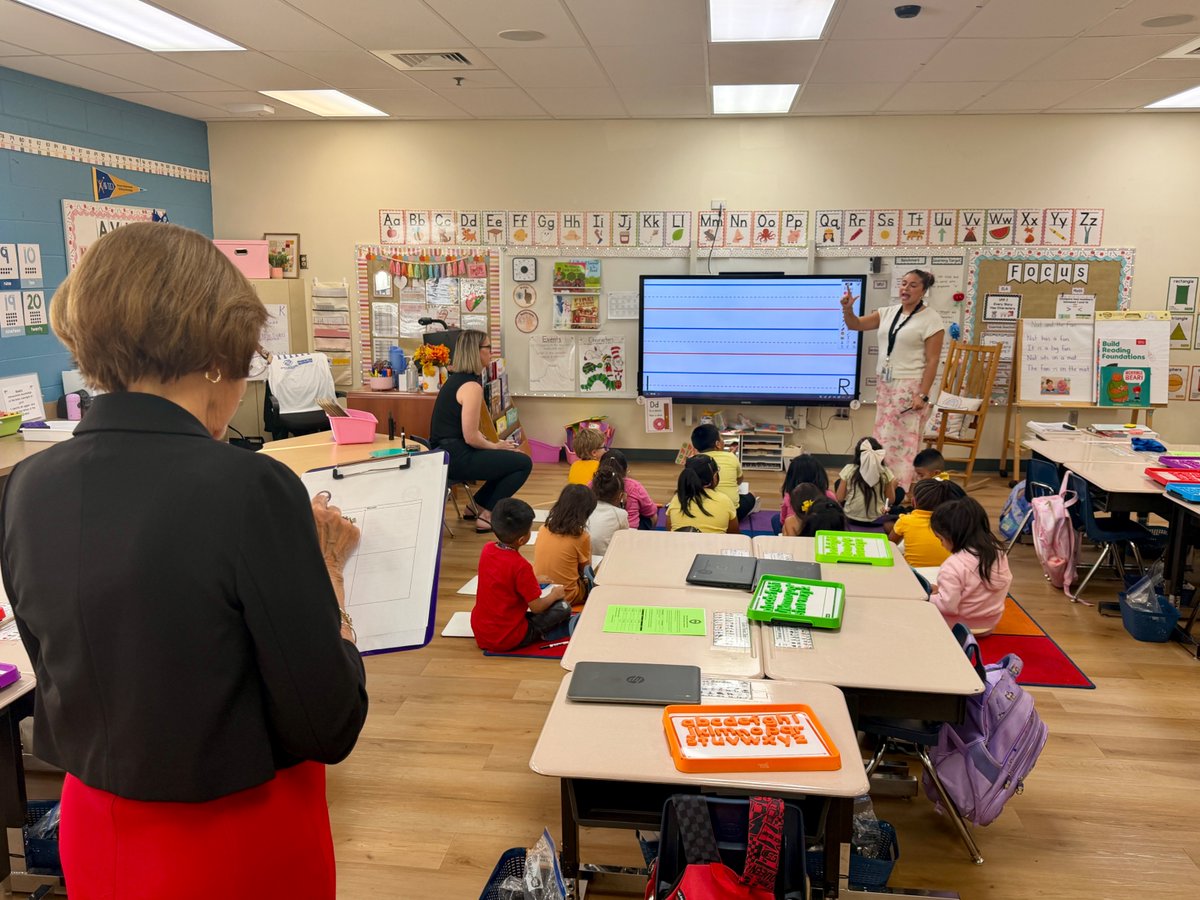 MCSDFlorida's tweet photo. 📚EARLY LITERACY IN THE SPOTLIGHT📚 

Florida Sen. Gayle Harrell and @LastingerCenter researchers visited @MCSDFlorida to see foundational literacy instruction in action at Port Salerno Elementary!

As part of UF's statewide Listening Tour, educators, parents and community partners also shared perspectives on supporting teaching and learning.

#ALLINMartin👊 #PublicSchoolPROUD #MartinMeansMore