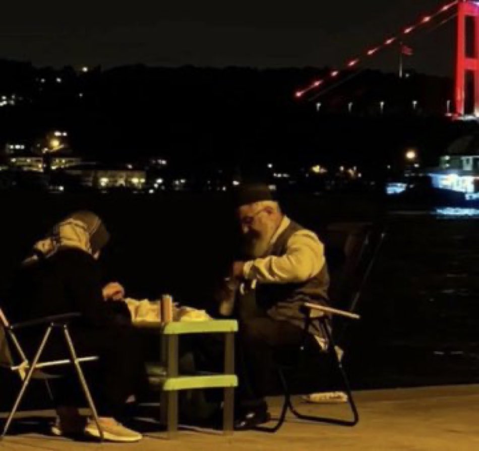 ahmetarifyldrm's tweet photo. "Allah iki kulunu bir araya getirmeyi dilediği zaman, aralarındaki mesafe gökler ile yer arasındaki mesafe kadar büyük olsa bile onları bir araya getirir." https://t.co/qOkoOSpYVO
