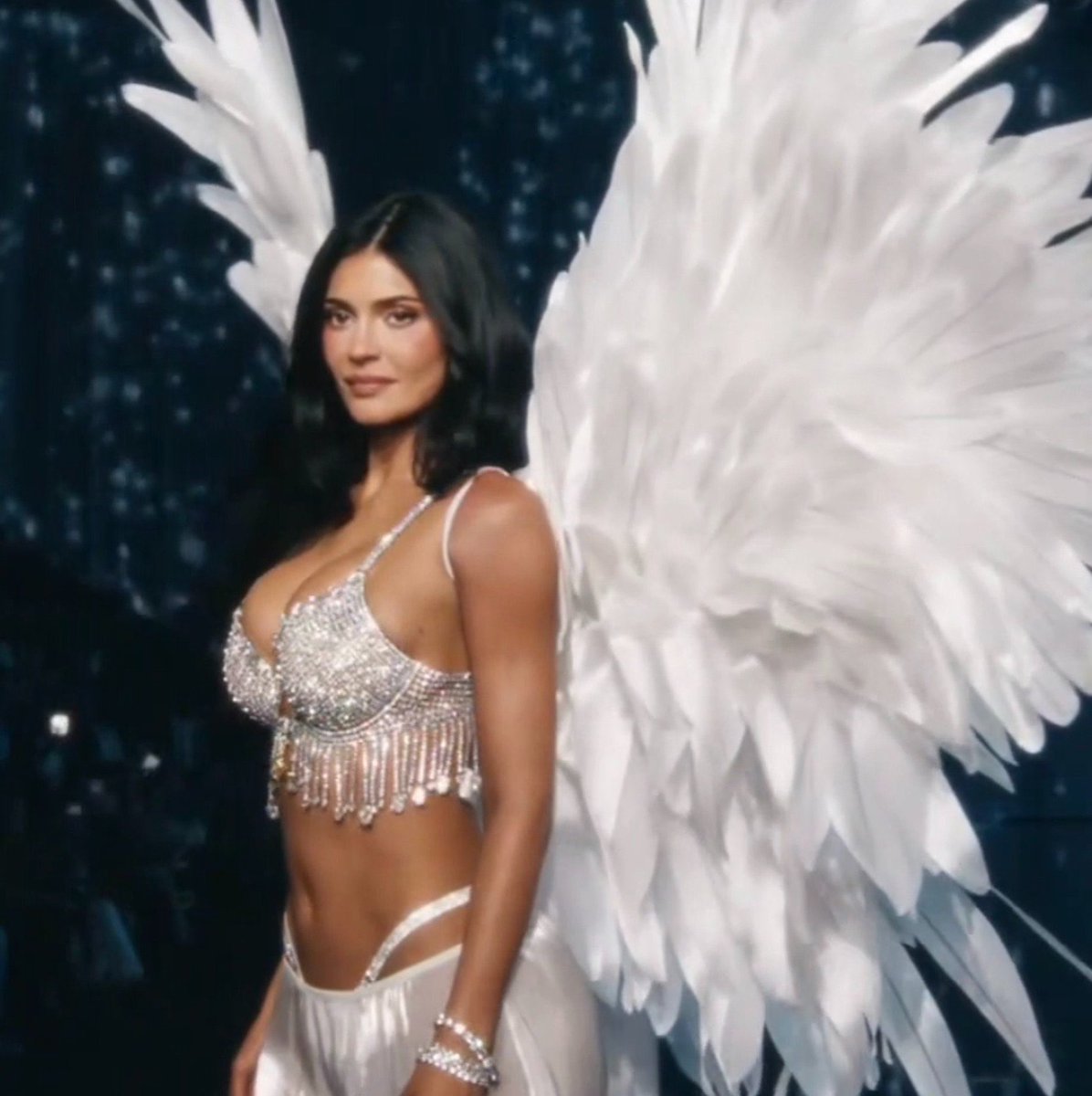 PopBase's tweet photo. ‘Angel of My Dreams’ by JADE debuts at #197 on the US Spotify chart with 308k streams following the Victoria’s Secret fashion show.

It marks her first-ever entry on the chart. https://t.co/IdNxn8pi2u