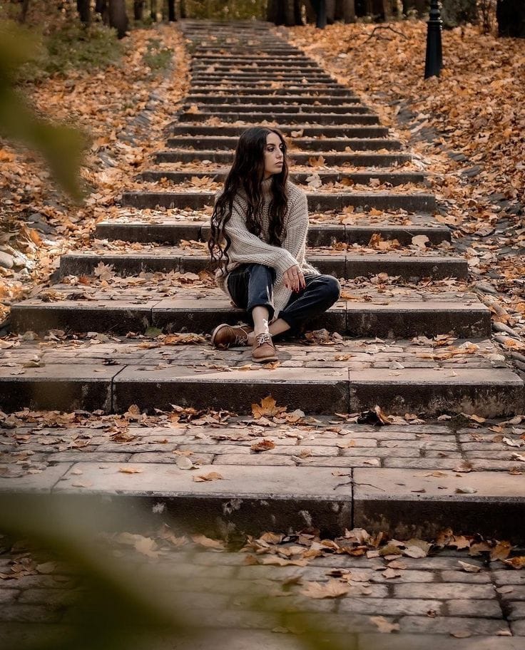 LIntelligente's tweet photo. Ogni gradino racconta una scelta, ogni foglia caduta una stagione superata.

A volte fermarsi a metà strada non significa arrendersi, ma guardare quanta bellezza c'è nel percorso 🍁

Buongiorno a tutti ☕️❤️ https://t.co/COFW7d2HXP