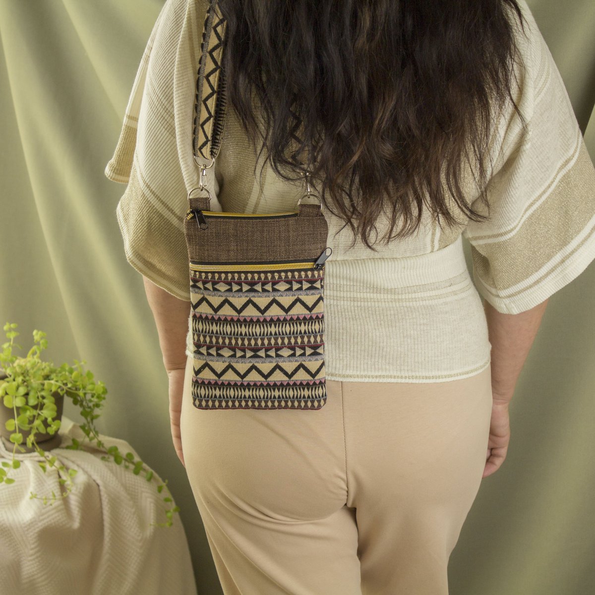 LinearaH's tweet photo. A closer look at one of the small crossbody bags we make.
It looks compact from the outside, but there are actually two separate zippered compartments inside.
Small bags are always a balance between “cute” and “will my stuff fit?” 😄 https://t.co/q03JlrSWOa