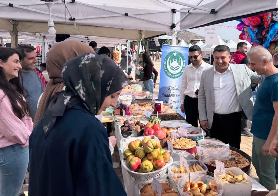 KozlukKaymakam's tweet photo. Kozluk Şehri Zor Festivali kapsamında, Gazze yararına düzenlenen hayır kermesiyle dayanışma ve kardeşlik örneği sergilendi.

https://t.co/Vc17ncRThI https://t.co/q8klIOOn3m