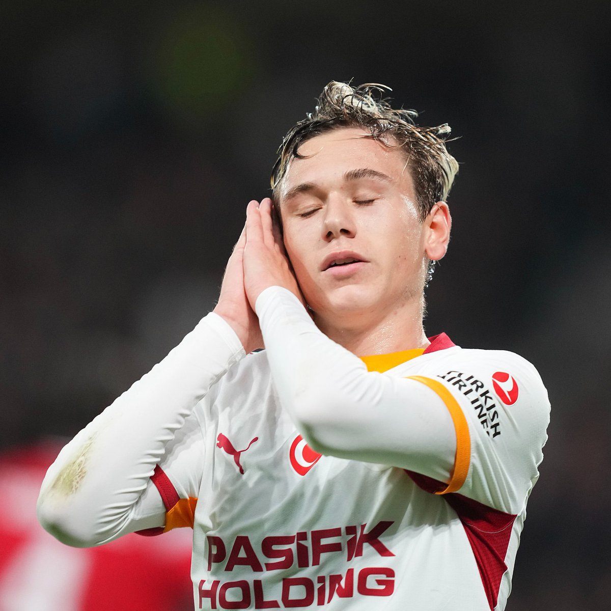 ynssry's tweet photo. Night night... #Galatasaray #Lille #LilleGS https://t.co/VKz5X4AcZ7