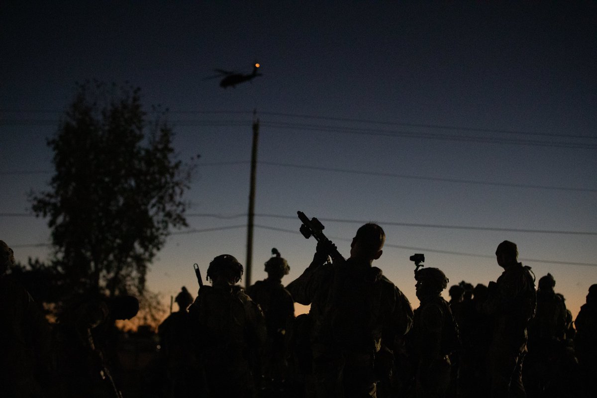 10MTNDIV's tweet photo. Soldiers with the 1st Mobile Brigade Combat Team, 10th Mountain Division, conducted nighttime air assault operations, sharpening skills and readiness.

#MountainPeak #FortDrum https://t.co/mhrH20vDV5