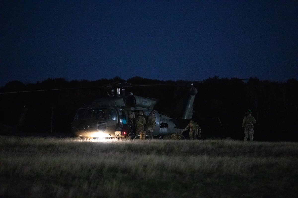 10MTNDIV's tweet photo. Soldiers with the 1st Mobile Brigade Combat Team, 10th Mountain Division, conducted nighttime air assault operations, sharpening skills and readiness.

#MountainPeak #FortDrum https://t.co/mhrH20vDV5