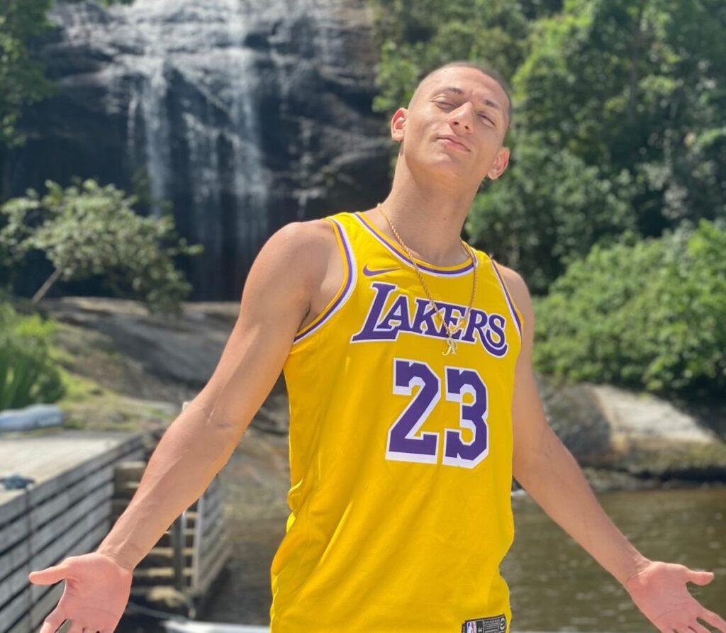 PedroRonchi2's tweet photo. Richarlison apresentou documentos da compra de ilha. O Flávio não vai apresentar os documentos dele? https://t.co/DashL8eAiN