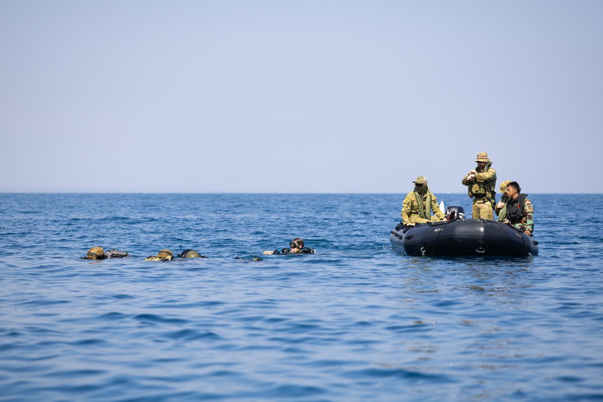 DefenceAust's tweet photo. Submerged in training 🤿

@Australian_Navy clearance divers and Indonesian Komando Pasukan Katak personnel conducted diving operations using dive propulsion vehicles during Exercise Keris Woomera in 📍 East Java, Indonesia.

#YourADF #StrongerTogether @_TNIAL_ @Puspen_TNI https://t.co/bAAYJnCbj5