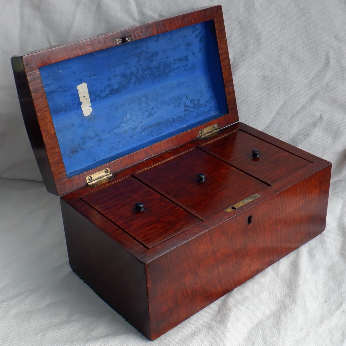 EverRotating's tweet photo. An antique wooden domed lid tea caddy with three compartments. 🧐

🛒 https://t.co/NVVoiQwT1r

#TeaCaddy #AntiqueFinds #TeaHour https://t.co/qYhBCGrjT6