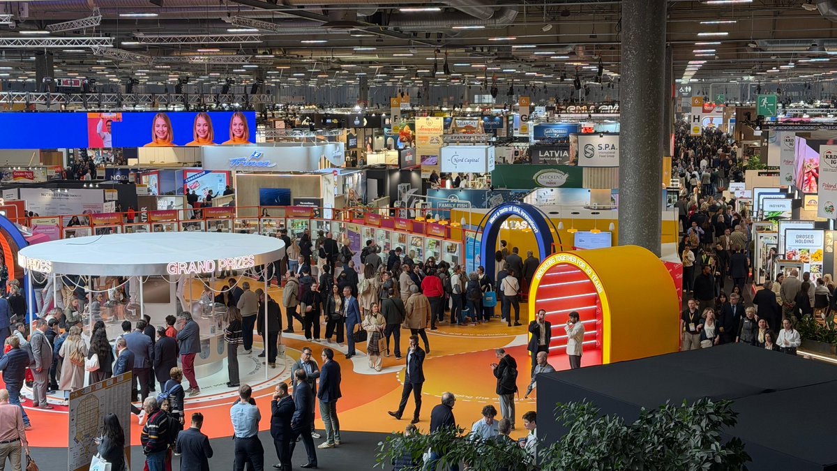 MINECOGT's tweet photo. El Ministerio de Economía, a través de la Agencia Nacional de Atracción de Inversión Extranjera Directa — ProGuatemala participó en SIAL Paris 2026, una plataforma internacional de la industria alimentaria, con el objetivo de identificar oportunidades de inversión, conocer las tendencias globales del sector y promover el potencial de Guatemala en la industria de alimentos procesados y bebidas no alcohólicas.

Los espacios de exhibición y las conferencias permitieron conocer tendencias de consumo, soluciones de inteligencia artificial, automatización, trazabilidad, nutrición personalizada y sostenibilidad, así como analizar los factores que están transformando la industria alimentaria y las decisiones de inversión.

La participación en SIAL Paris nos permite identificar oportunidades vinculadas con el crecimiento de la industria alimentaria y a posicionar a Guatemala ante potenciales inversionistas interesados en desarrollar operaciones y expandirse hacia nuevos mercados.

Bajo el liderazgo de la ministra de Economía, @GGarciaMineco, el MINECO fortalece su labor de promoción internacional mediante el acercamiento con empresas y actores estratégicos, la identificación de segmentos con potencial de inversión y el conocimiento de las condiciones que buscan los inversionistas para establecer nuevas operaciones.
