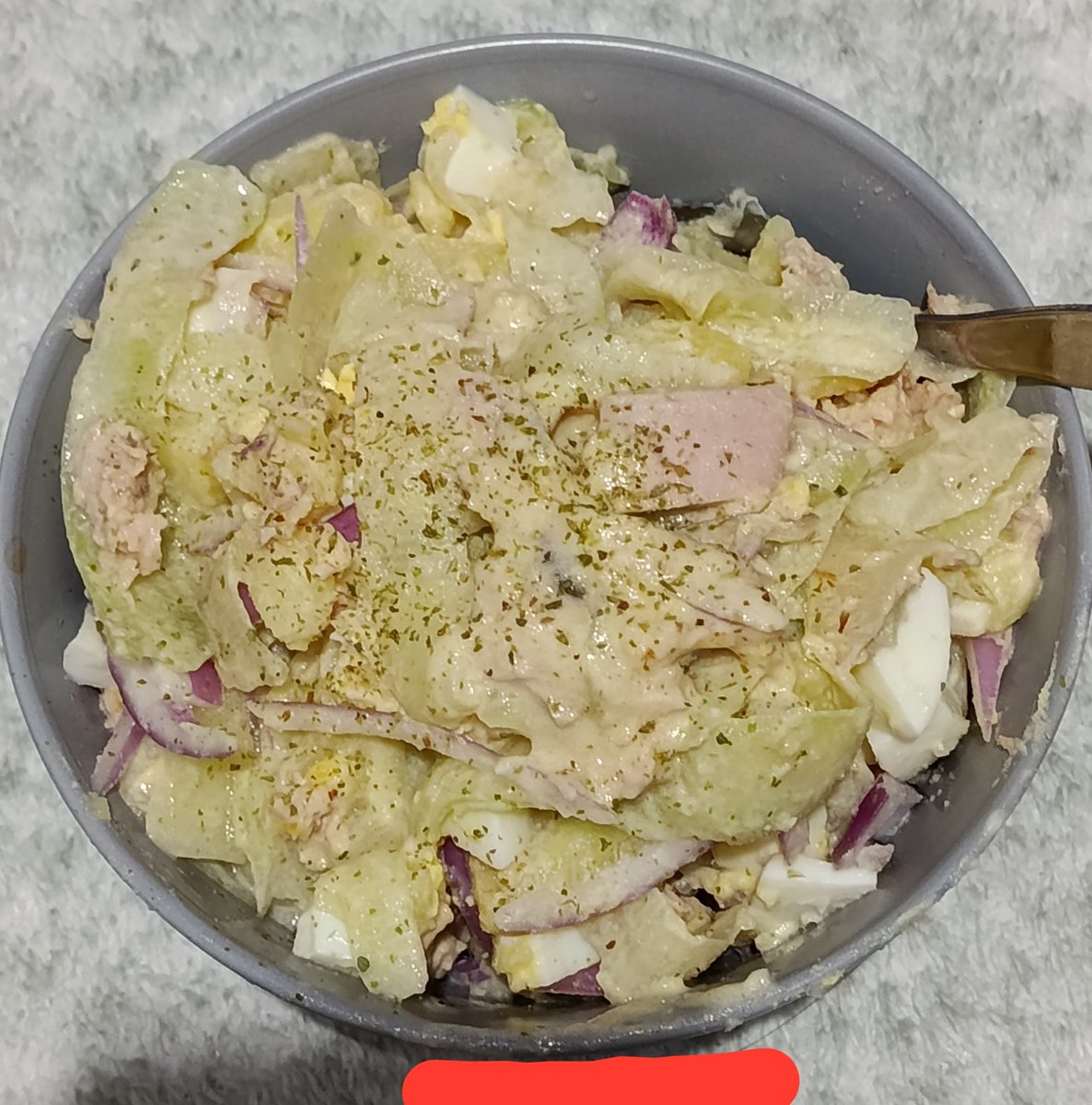vammp1re's tweet photo. hice está ensaladota con 309kl!! estoy realmente llena, no pude ni terminar.

esta ensalada es ideal si te encanta comer a montones pero no quieres seguir engordando jajaja

#wl #ed #edtwt #47kg https://t.co/EZE3LMFjSy
