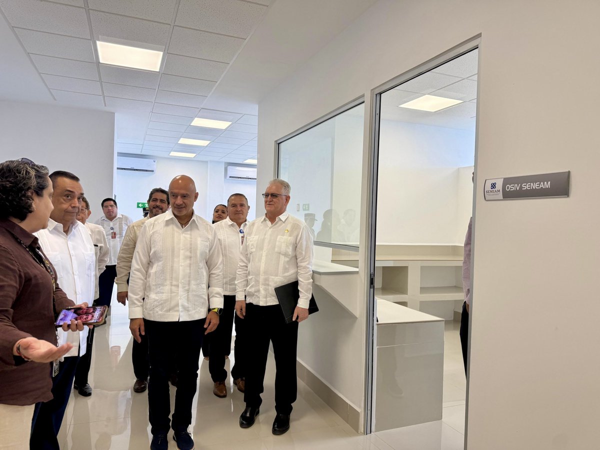 SICTmx's tweet photo. El secretario de Infraestructura, Comunicaciones y Transportes, Jesús Esteva Medina, visitó las nuevas instalaciones de la Oficina de la Comandancia del Aeropuerto Internacional de Mérida, en Yucatán, las cuales forman parte de las acciones de fortalecimiento de la @AFAC_mx ✈️ https://t.co/EYWjrcfA8c