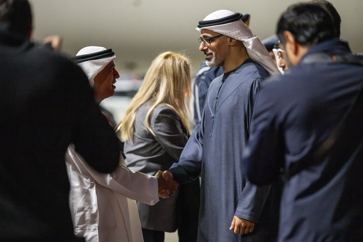KBM_ALNAHYAN's tweet photo. #خالد_بن_محمد_بن_زايد ، ولي عهد أبوظبي، يصل إلى العاصمة أثينا في مستهل زيارة رسمية إلى جمهورية اليونان، حيث كان في مقدمة مستقبلي سموّه لدى وصوله إلى مطار أثينا الدولي جورجوس جرابيتريتيس، وزير خارجية جمهورية اليونان. https://t.co/tTwR0aUJN3