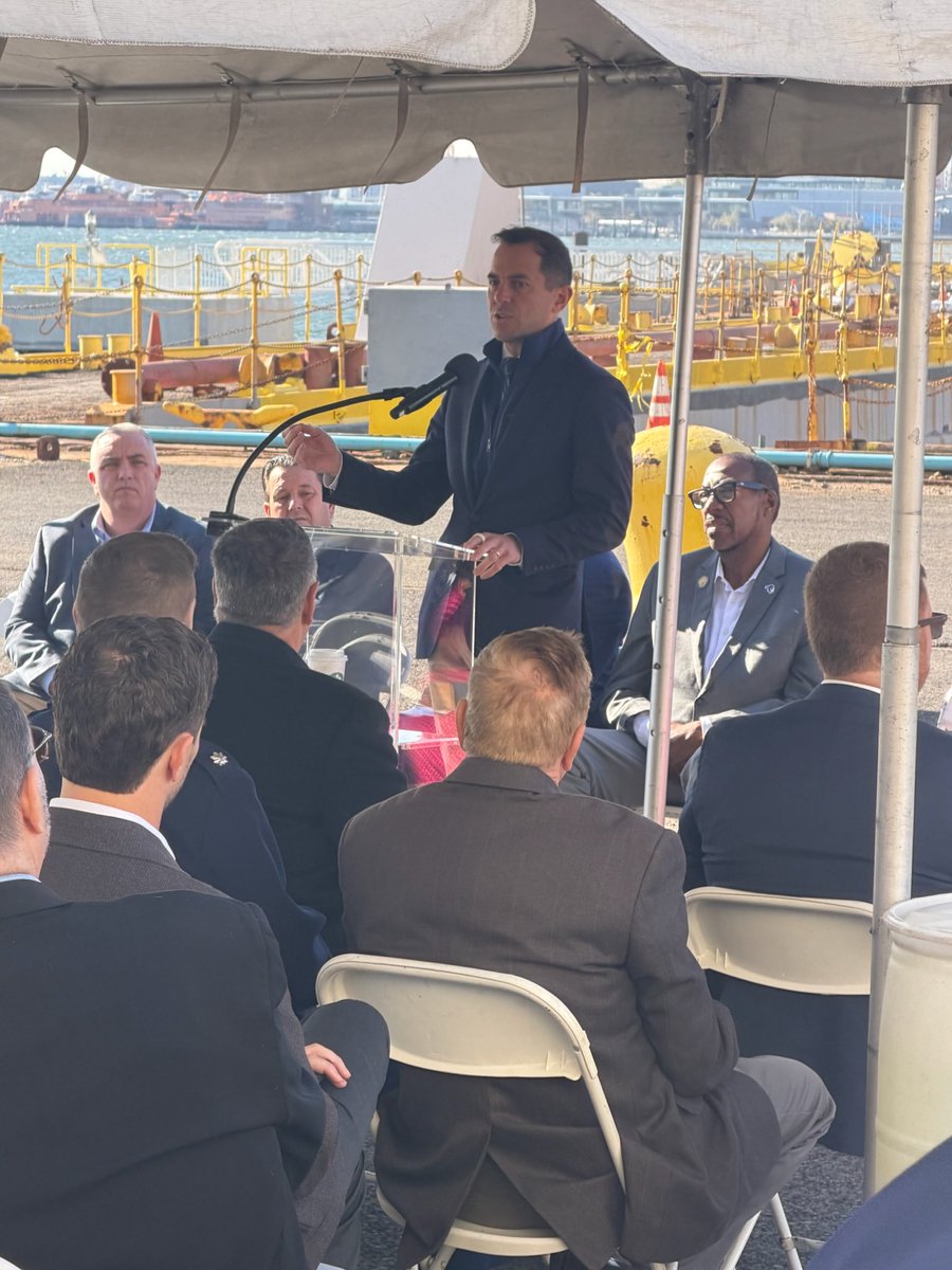 RepMenendez's tweet photo. 📍Bayonne Drydock — the largest dry dock in the Northeast!

Proud to help secure nearly $700,000 in federal funding for @BAYONNEDD to support local jobs, upgrade equipment, and strengthen our national security.

This investment helps keep Bayonne a premier hub for repairing and upgrading military and commercial vessels. Grateful to Bayonne Drydock for investing in our workforce and community. 🚢