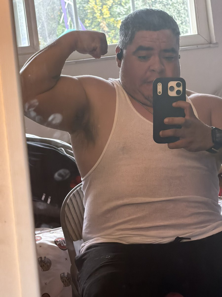Rube510_'s tweet photo. can i squeeze you with my arms as a form of flirting?👀 #ChronicallyFIT https://t.co/rGrirTMe3b