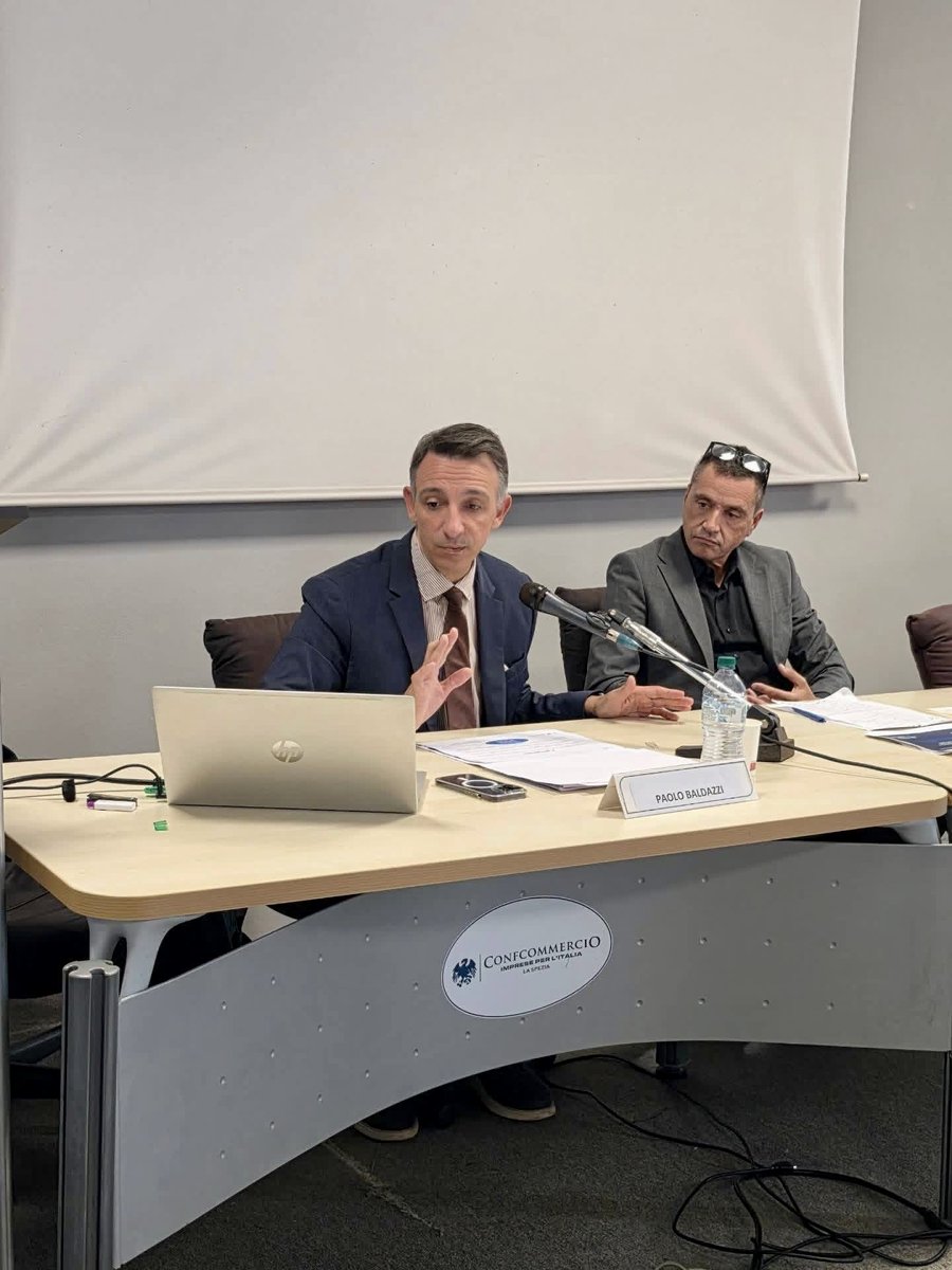 baldazzi75's tweet photo. Interessante confronto con INL, INPS e sindacati locali sul dumping contrattuale c/o #ConfcommercioLaSpezia. E’stata l’occasione per distribuire ai professionisti accreditati la stesura del CCNL TDS e il relativo commentario realizzato con #Adapt https://t.co/VhHILuI5ge