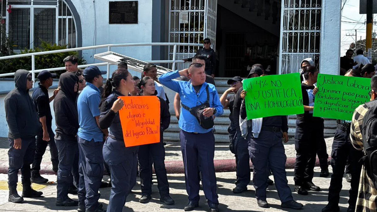 circulo_depoder's tweet photo. 🔴 SE AGUDIZA CRISIS CON POLICÍAS EN JIUTEPEC; EXIGEN HOMOLOGACIÓN SALARIAL

Policías de #Jiutepec trasladaron su protesta hasta la sede del Ayuntamiento, en el centro del municipio, para exigir la homologación de sus salarios y mejores condiciones laborales, aumentando la presión sobre las autoridades municipales.

#Morelos