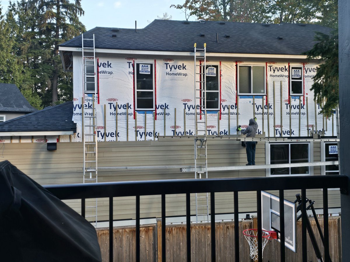 SebWolfePRO's tweet photo. @Dannycoopster @WorkSafeBC I mean, it might not kill you, but it's well over 6ft (the fence is over 6ft) This was monday, Tuesday they obviously went higher up to finish. https://t.co/cFftGL8RqO