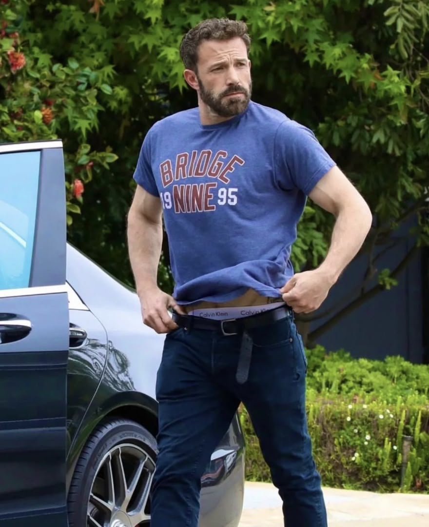 Emmy_jay231's tweet photo. Actor Ben Affleck is seen wearing a blue graphic t-shirt from the hardcore punk record label Bridge Nine Records, dark denim jeans, a black belt, and Calvin Klein underwear while loading bags into his car in Los Angeles. https://t.co/tNjtAcPbPH