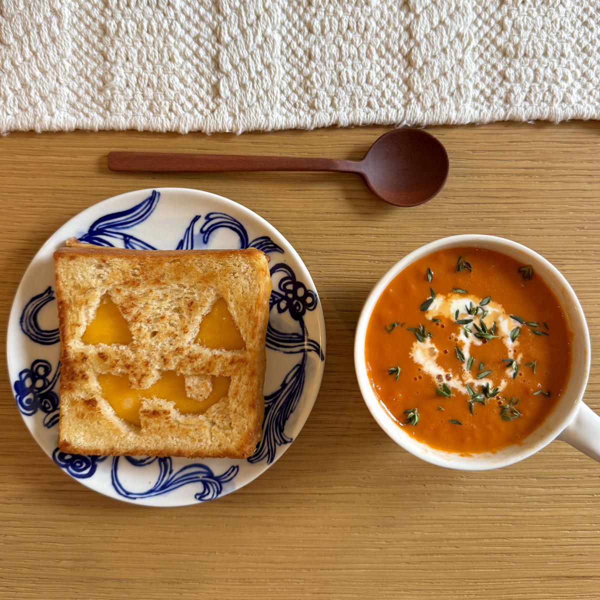 evilwizardbunny's tweet photo. grilled cheese and tomato spook for lunch today Ѽ https://t.co/A0eI2bNXx7