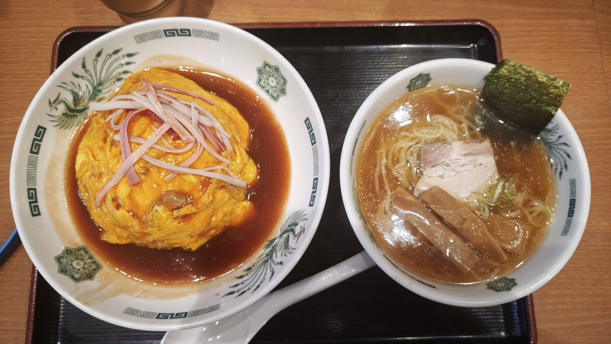 iwboo's tweet photo. 日高見国の逆襲！😊
日高屋@茅ヶ崎

天津飯＋半ラーメン。天津飯は玉子フワフワで美味。実は王将と迷ったけど、日高屋の天津飯もかなりイケてる。ソーズは甘酢だけだけど、これだけしっかり酸味と甘味があればOK。黒酢の深い味わいもあるしね。半ラーメンは思ったより美味しかった。醤油の香りが軽○ https://t.co/v2URH68Ytx