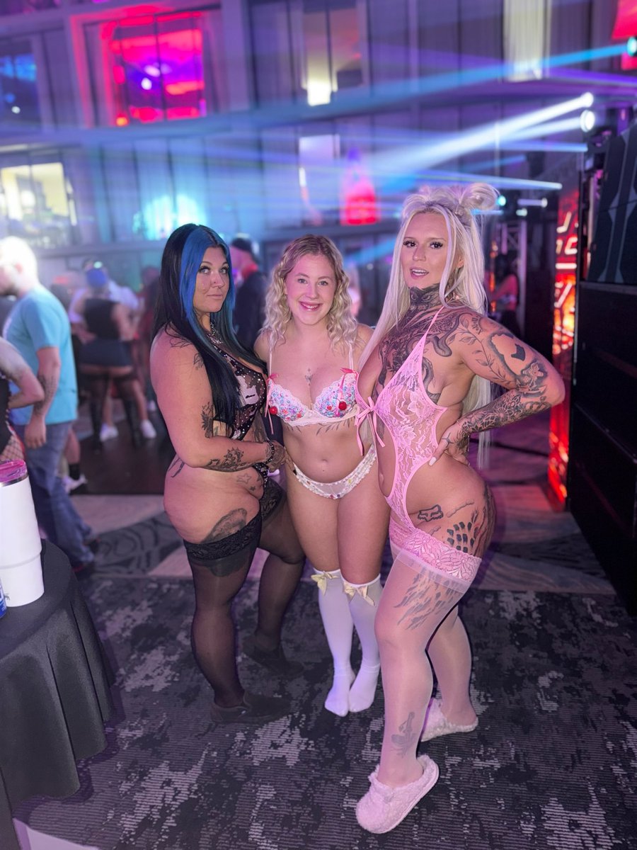 sh00ting_star69's tweet photo. I’m so glad I finally worked up the courage to talk to these two gorgeous ladies🥵 https://t.co/fE2MnvykwK