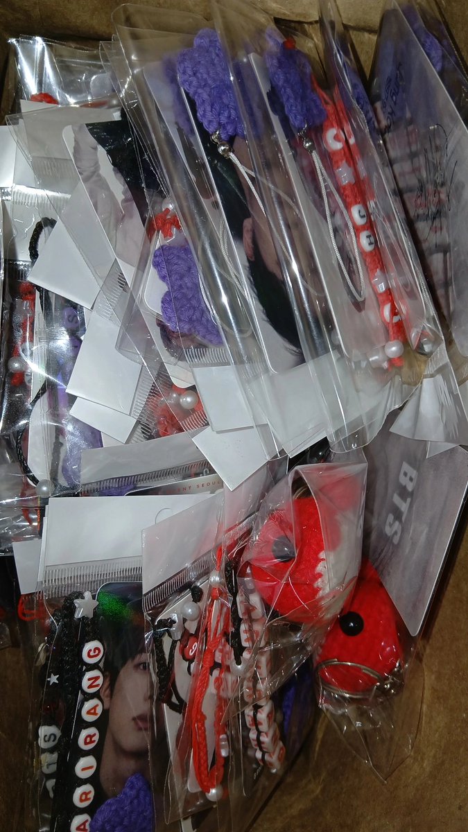 lovlycoxon's tweet photo. armys de mierda oficialmente terminé los freebies !!! si van el 23 les guardo uno muak https://t.co/5GK47KVq7S