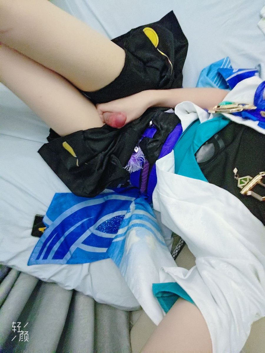xiaoxing_li08's tweet photo. 陪我睡一觉，给自己一个大嘴巴子，再给我200块钱。
 #散兵 #cos #小屌 #腿控 #已成年 https://t.co/8xn9KMiFDR