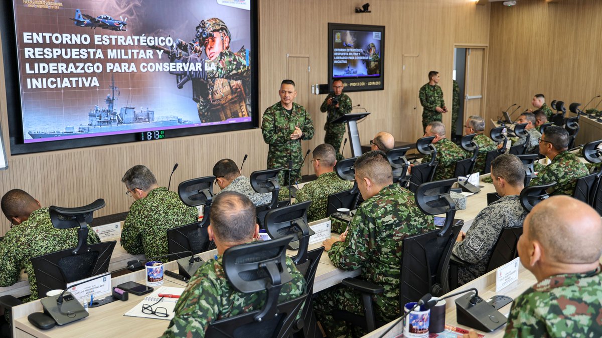 EsdegCol's tweet photo. La ESDEG recibió la visita del señor @COMANDANTE_FFMM , quien se reunió con el Curso de Altos Estudios Militares, futuros Generales y Almirantes de la República, con el fin de abordar la estrategia conjunta, los desafíos de la guerra y el liderazgo que exige la defensa nacional. https://t.co/zsuYxw6ySS